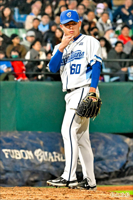 悍將熱身賽不敗 曾峻岳燈光秀有「異」見