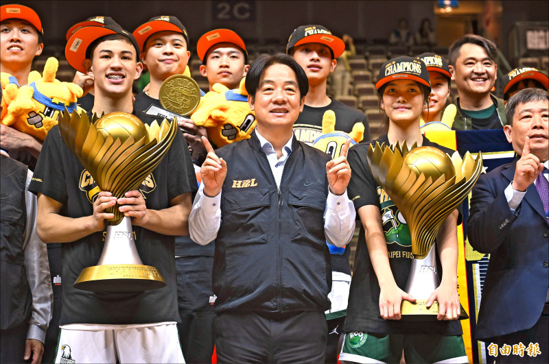 賴清德總統頒獎給HBL冠軍隊伍。（記者林正坤攝）