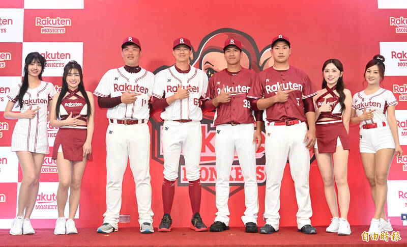樂天新隊服亮相。（記者林正堃攝）