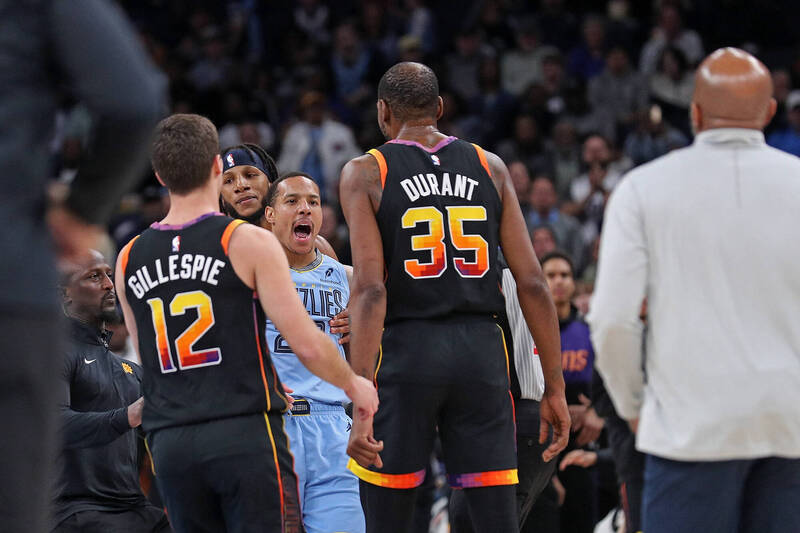 太陽球星杜蘭特與灰熊巴恩互嗆。（法新社）