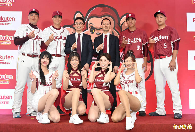 樂天新隊服亮相。（記者林正堃攝）