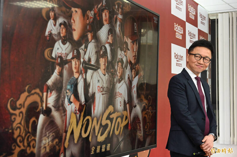 樂天桃猿領隊川田喜則介紹球季主視覺。（記者林正堃攝）