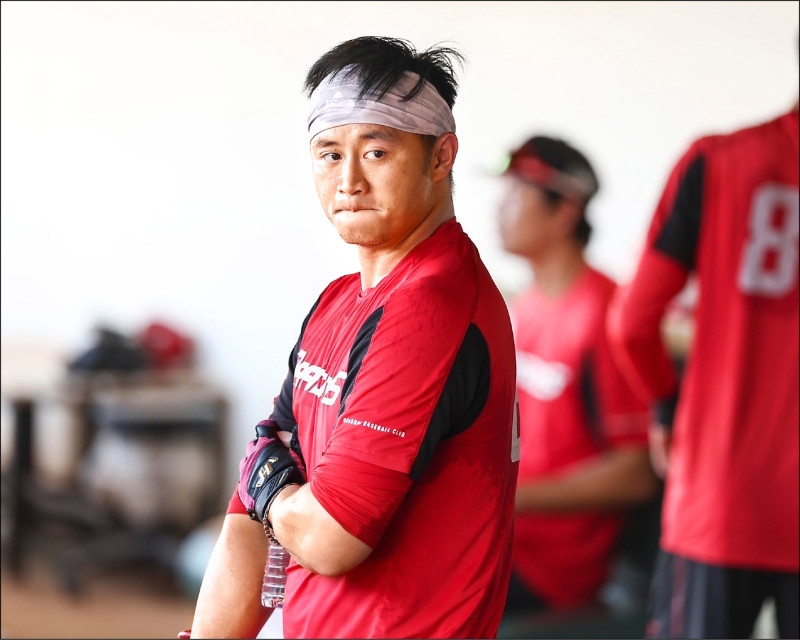 蔣少宏昨在自辦熱身賽對台鋼雄鷹打下3分打點。（味全龍提供）