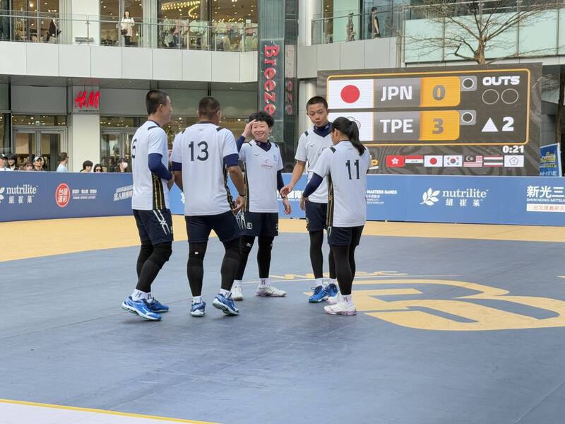 2025年U18亞洲盃5人制棒球賽台灣隊12日單日2勝，上午先擊敗伊拉克，下午再擊退日本，目前累計4戰全勝，晉級冠軍戰機會大。（中央社）