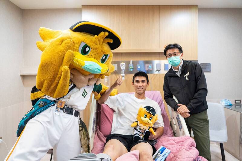 台鋼雄鷹領隊劉東洋和吉祥物Takao迎接陳文杰出院。（取自台鋼雄鷹官方臉書粉絲團專頁）