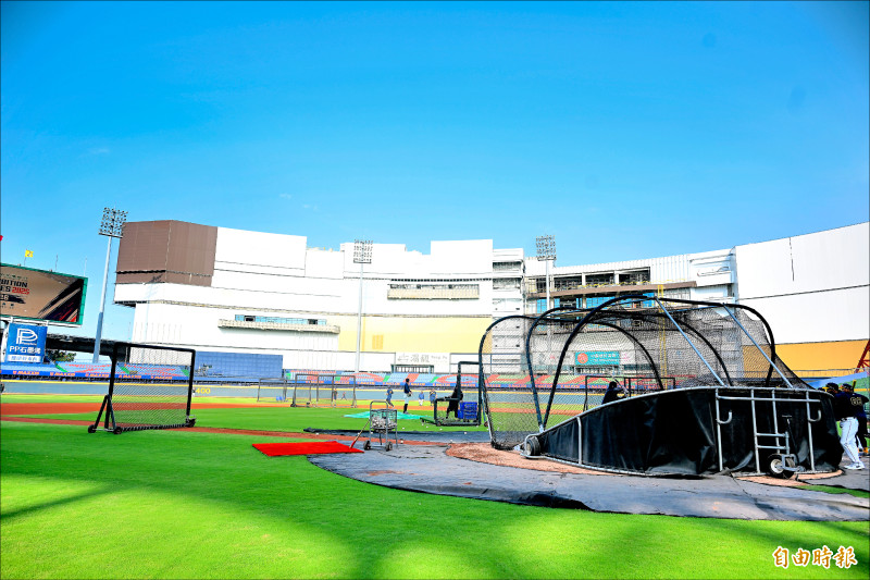 洲際球場外的購物中心建築。（記者廖耀東攝）