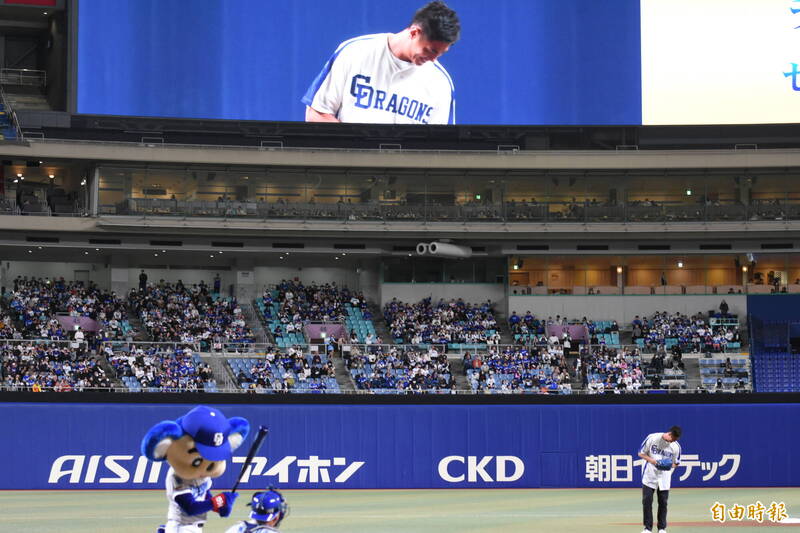 陳偉殷看著投手丘，跟大螢幕交相呼應。（特派記者倪婉君攝）