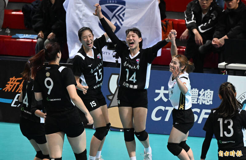 北市大女排逆轉台灣師大，收下隊史第7冠。（記者林正堃攝）