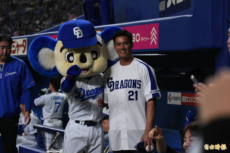 陳偉殷和中日龍吉祥物多阿拉。（特派記者倪婉君攝）