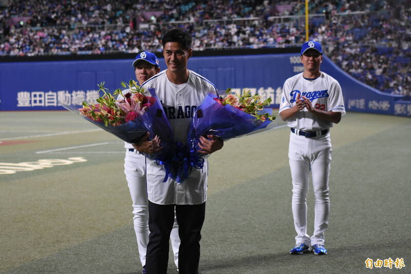 陳偉殷接受獻花。（特派記者倪婉君攝）