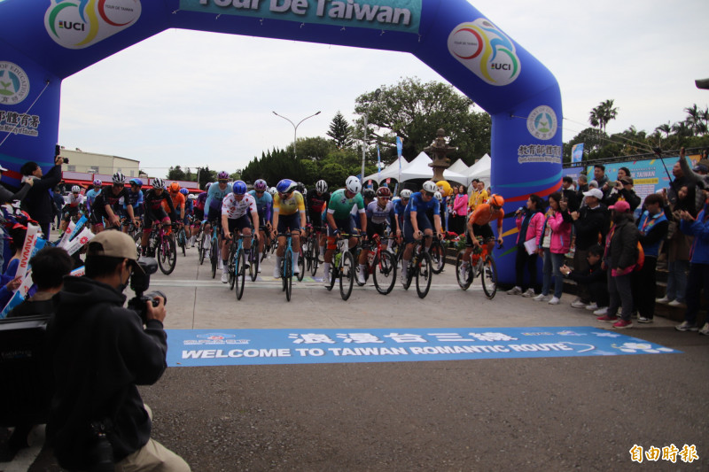 2025國際自由車環台公路大賽今天第3站「浪漫台三線站」從新埔義民廟出發，全程長達154.3公里。（記者黃美珠攝）