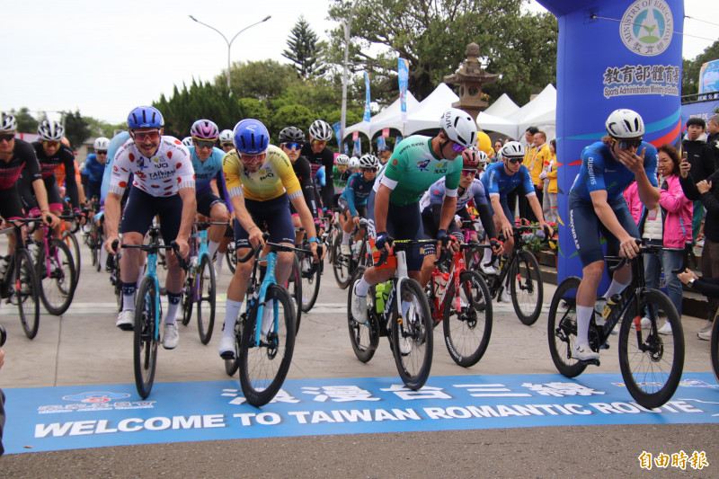 2025國際自由車環台公路大賽今天第3站「浪漫台三線站」從新埔義民廟出發，全程長達154.3公里。（記者黃美珠攝）