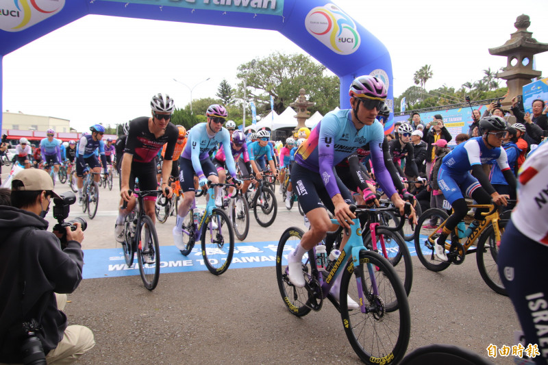 2025國際自由車環台公路大賽今天第3站「浪漫台三線站」從新埔義民廟出發，全程長達154.3公里。（記者黃美珠攝）