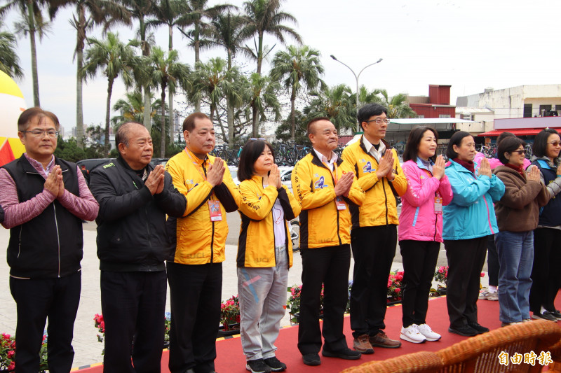 新竹縣副縣長陳見賢（左3起依序往右）、客委會專委袁靜慧、中華民國自由車協會秘書長李開志、苗栗縣府參議黃智群在「浪漫台三線站」出發前率眾一起向義民爺祈福。（記者黃美珠攝）