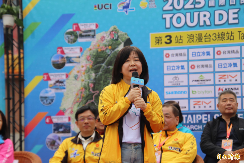 客委會專委員袁靜慧說，客委會號召浪漫台三線上的3個縣市籌組50支啦啦隊，將在沿線替選手們加油打氣。（記者黃美珠攝）