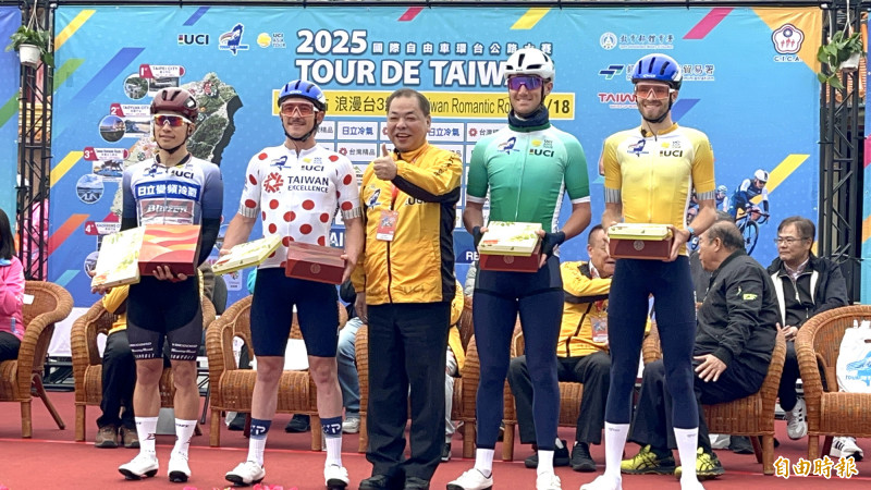 新竹縣副縣長陳見賢（中）致贈選手們寶山鄉的特產~橄欖替大家加油。（記者黃美珠攝）