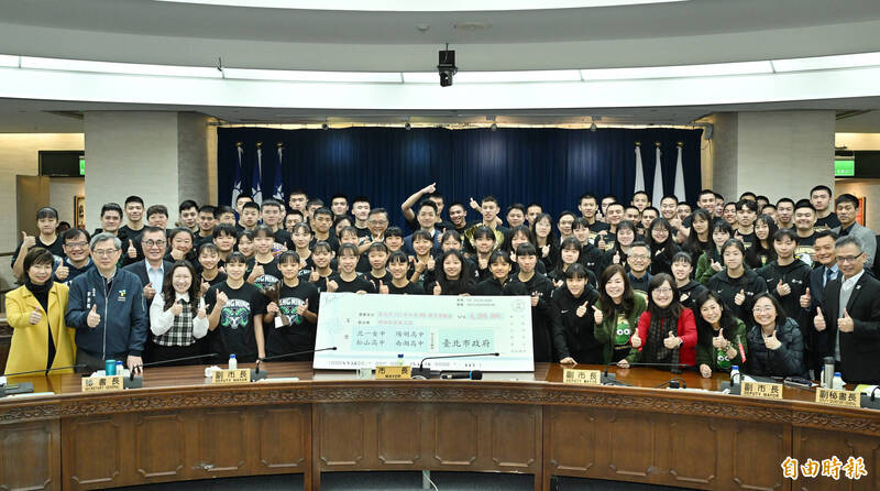 蔣萬安接見HBL高中籃球聯賽，北市四所高中表現優異學校的獻獎。（記者田裕華攝）