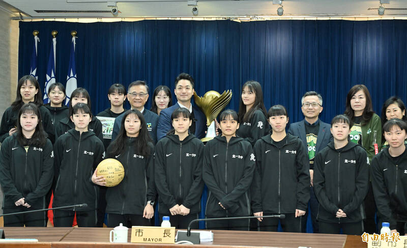蔣萬安和北一女中球員一同合影。（記者田裕華攝）