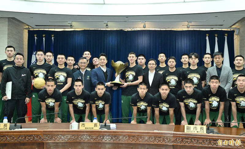 蔣萬安和松山高中球員一同合影。（記者田裕華攝）