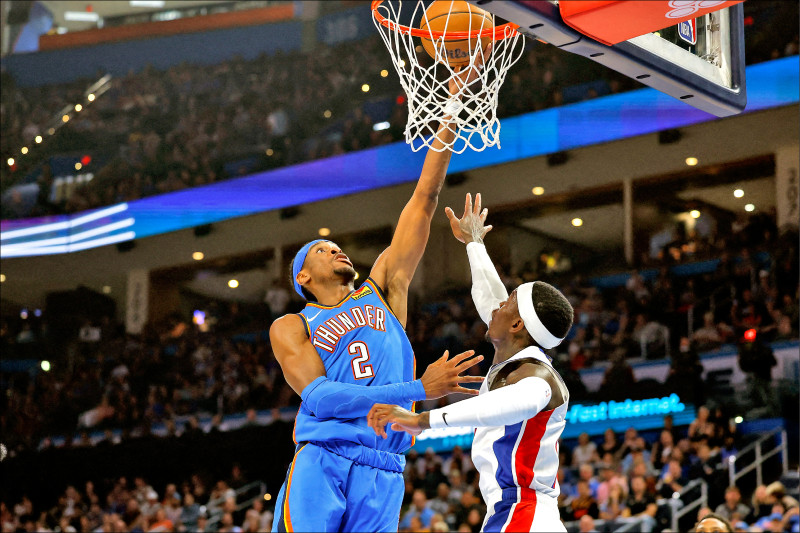 雷霆吉爾吉斯亞歷山大（左）連續第69場至少20分，追平「籃球之神」喬丹。（路透）