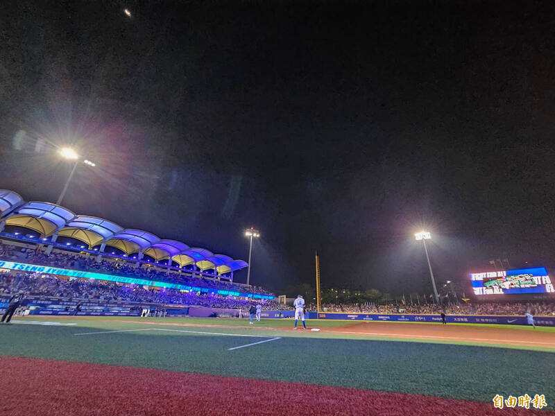 富邦悍將曾峻岳出場燈光秀。（資料照，記者陳志曲攝）