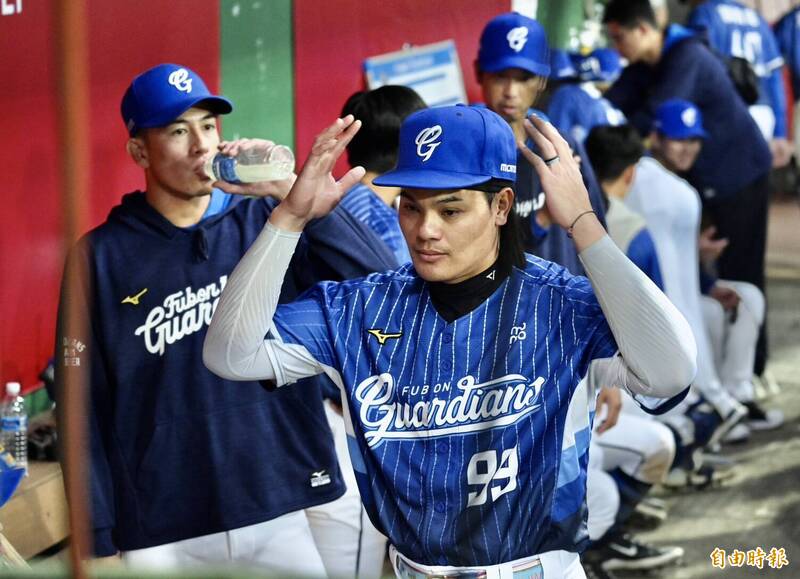 張育成落枕未列先發。（記者羅沛德攝）