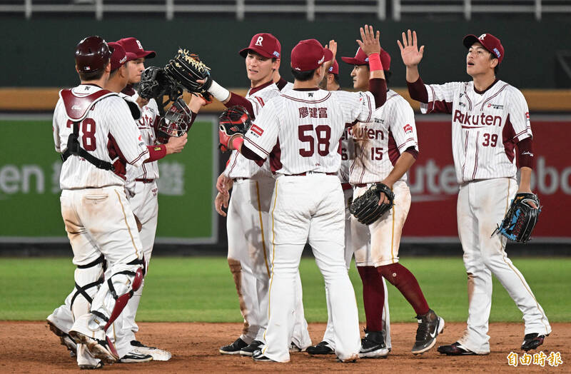 樂天擊敗富邦。（記者林正堃攝）