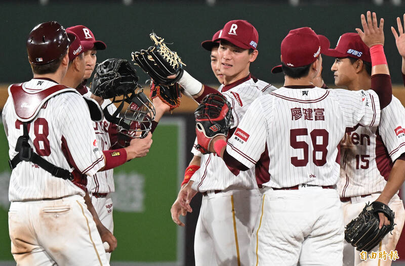 樂天擊敗悍將陳晨威獲選單場MVP。（記者林正堃攝）