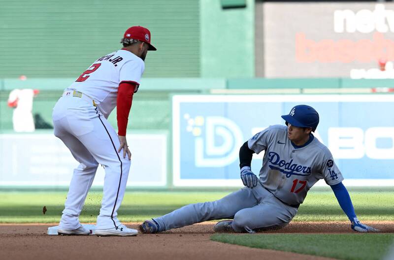 大谷翔平盜壘。（法新社）