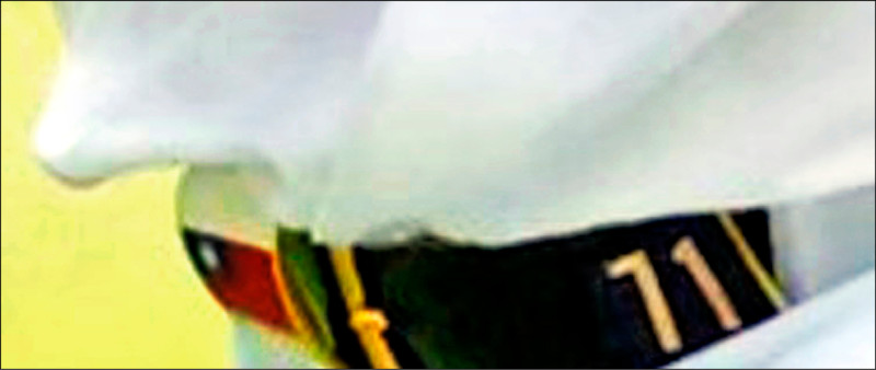 鄭宗哲繫上有國旗圖案的皮帶。（法新社）