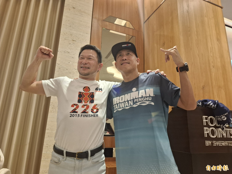 IRONMAN 日本與台灣主辦人，在澎湖國際鐵人三項賽相見歡。（記者劉禹慶攝）