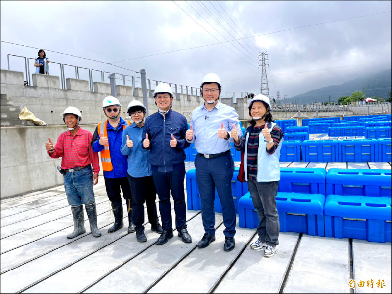 體育署長鄭世忠（右二）昨日率員前往安農溪輕艇激流場地視察。（記者粘藐云攝）