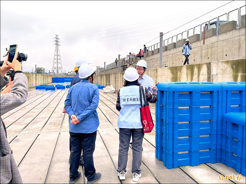 體育署長鄭世忠（後方）昨日率員前往安農溪輕艇激流場地視察。（記者粘藐云攝）