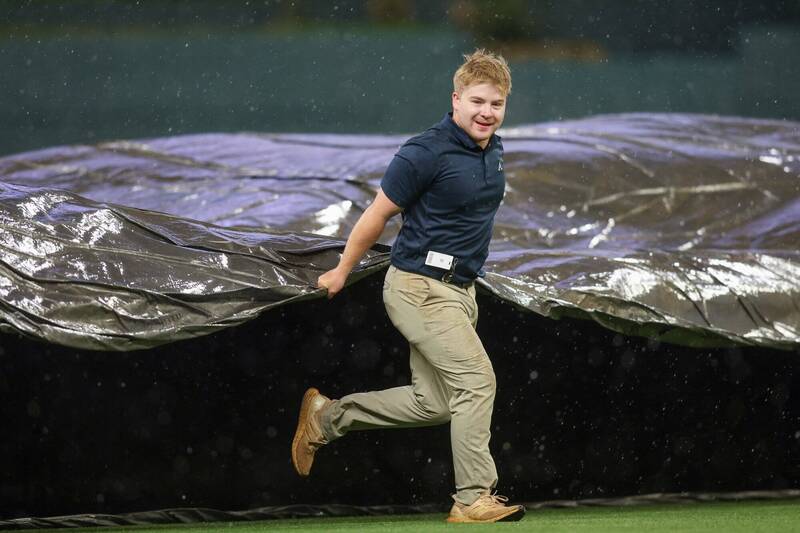 6局結束後球場一度因雨延賽，耗時2小時45分鐘後才恢復進行。（路透）