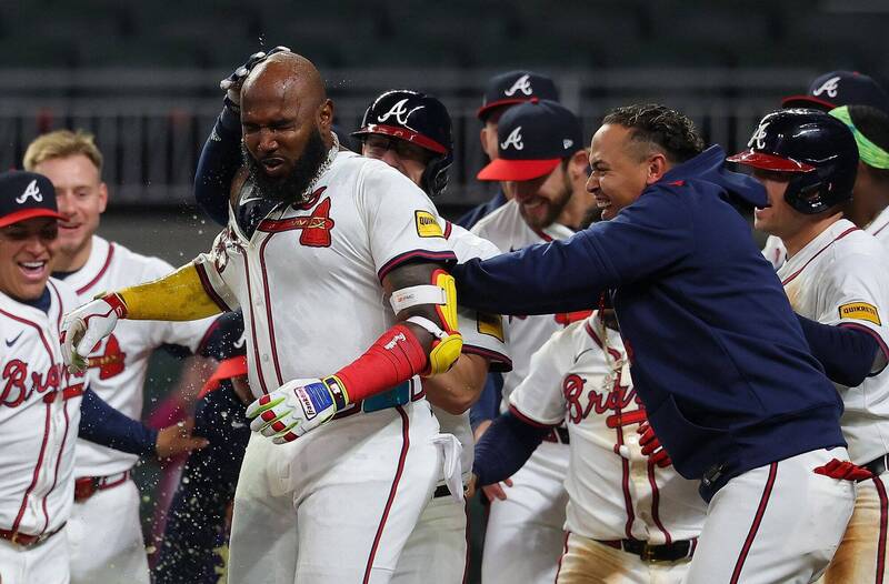 歐蘇納在11局下敲出再見兩分砲，幫助勇士擊敗費城人。（法新社）