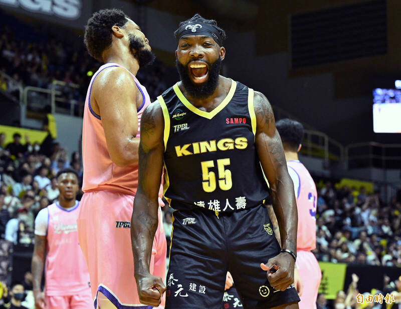 新北國王曼尼高（前）進球後怒吼。（記者廖振輝攝）