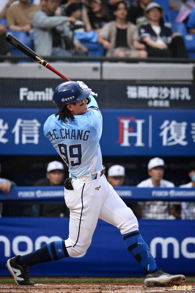 富邦悍將張育成開轟。（記者陳逸寬攝）