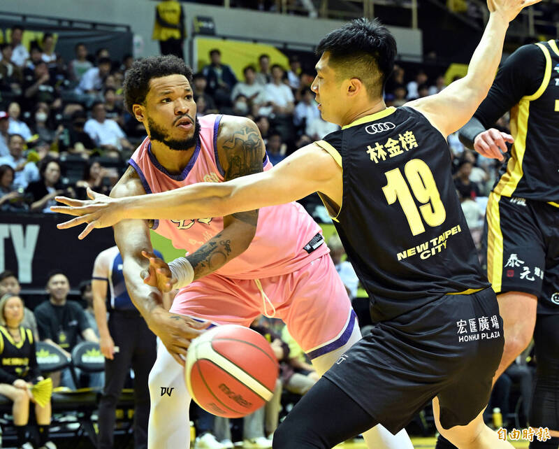 新竹攻城獅洋將米克獅（左）籃下將球傳出。（記者廖振輝攝）