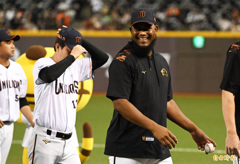 統一獅教頭林岳平把300勝球交給來台首勝的梅賽斯。（記者林正堃攝）
