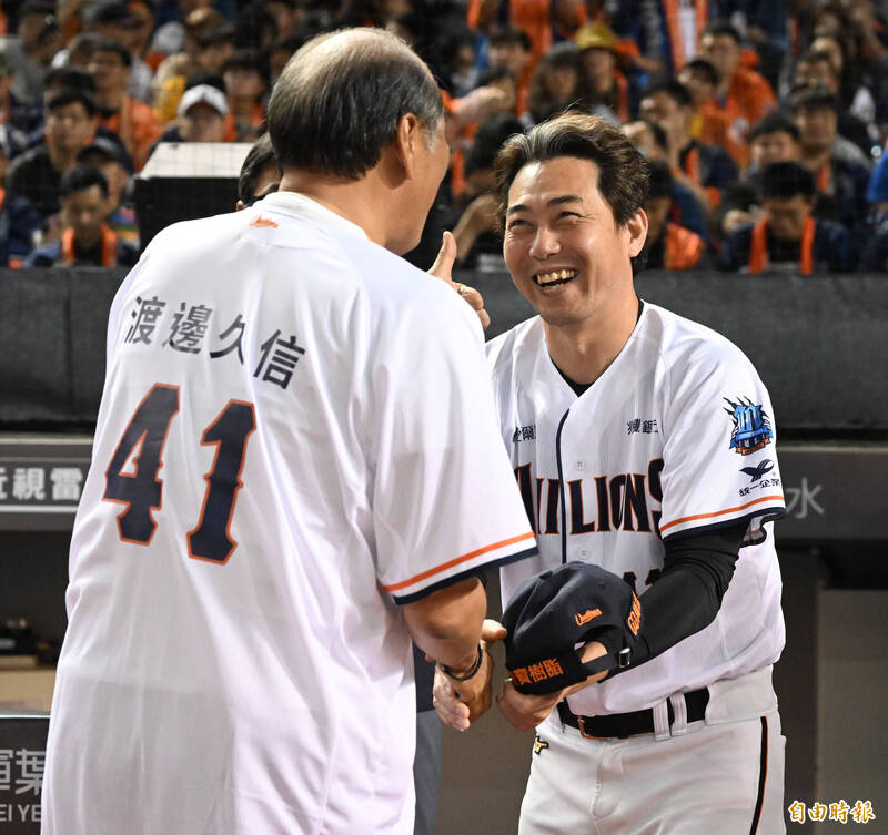 渡邊久信向林岳平道賀。（記者林正堃攝）