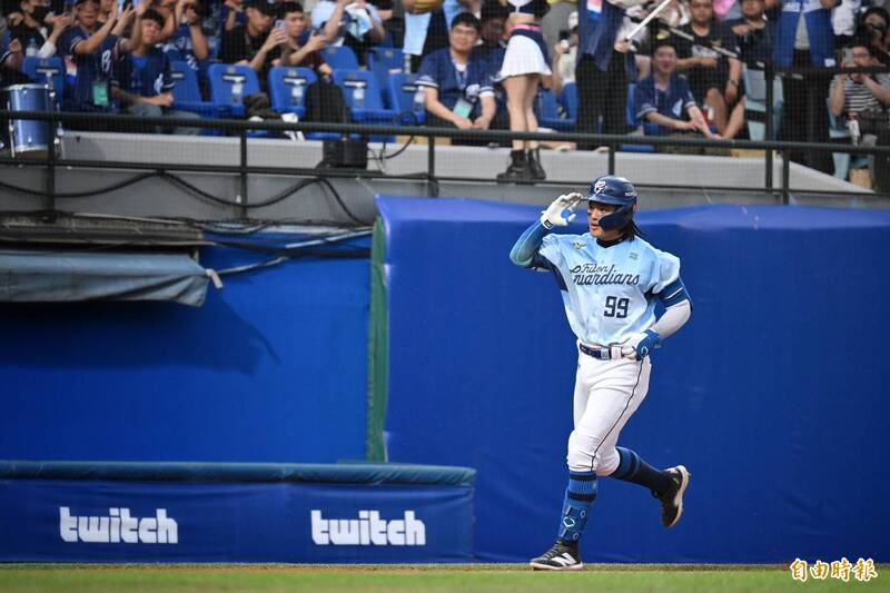 富邦悍將張育成開轟。（記者陳逸寬攝）