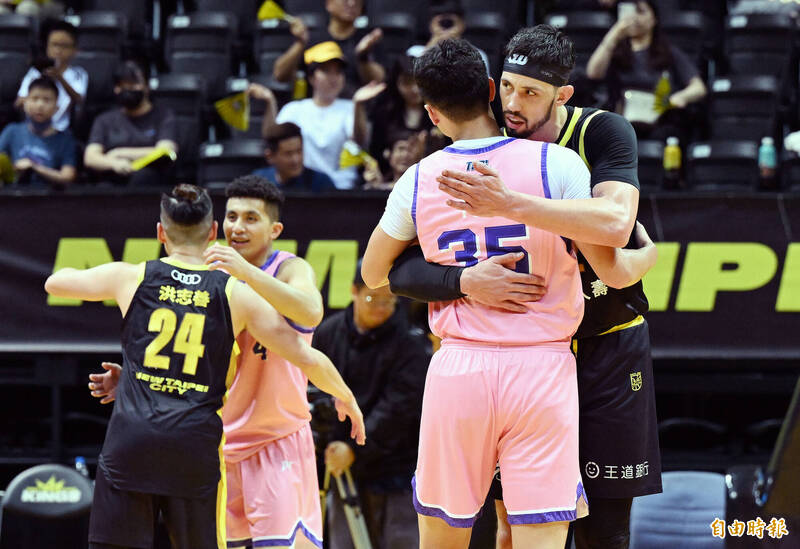 新北國王沃許本（右一）終場和新竹攻城獅蔡宸綱（右二）擁抱，國王隊贏得8連勝。（記者廖振輝攝）