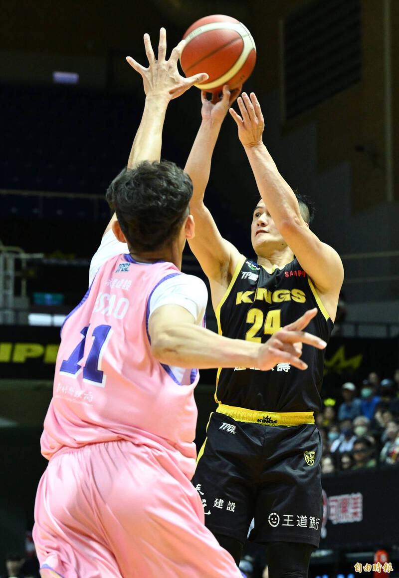 新北國王洪志善（右）三分線外投籃。（記者廖振輝攝）