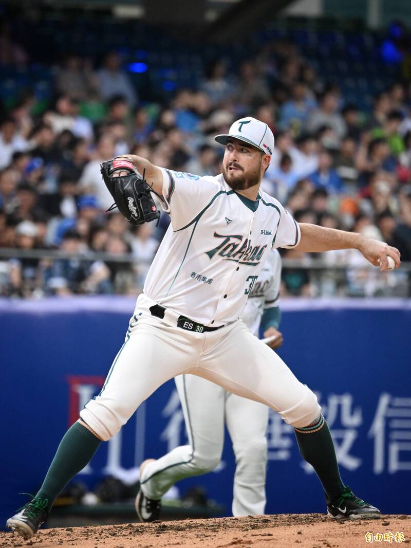 台鋼雄鷹洋投艾速特。（記者陳逸寬攝）