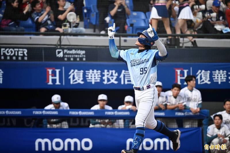 富邦悍將張育成開轟。（記者陳逸寬攝）