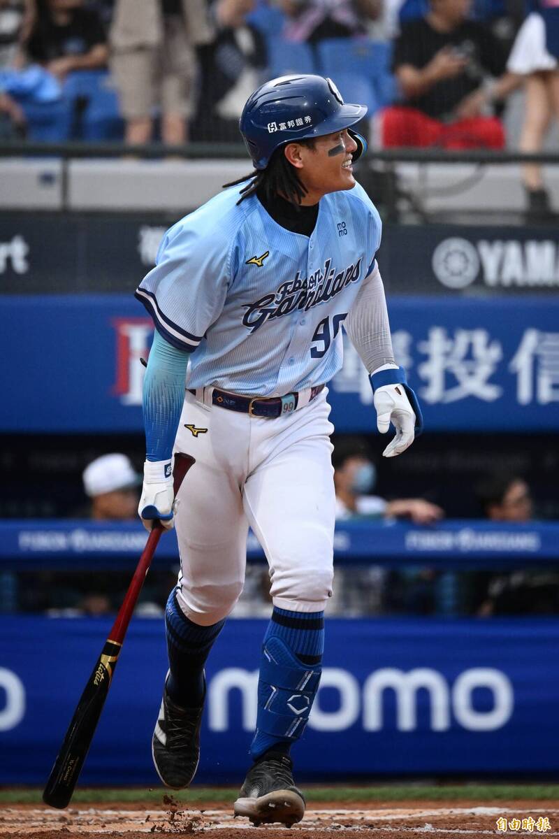 富邦悍將張育成開轟。（記者陳逸寬攝）