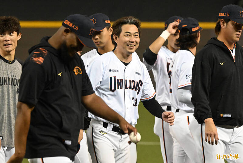 統一獅教頭林岳平把300勝球交給來台首勝的梅賽斯。（記者林正堃攝）