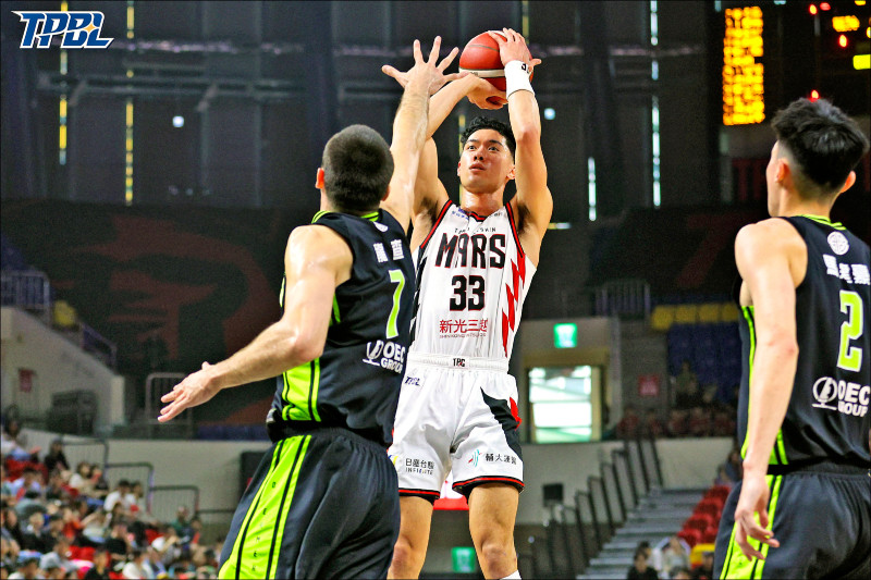 台新戰神雷蒙恩（右）斬獲生涯新高21分，幫球隊守住第5名。（TPBL提供）