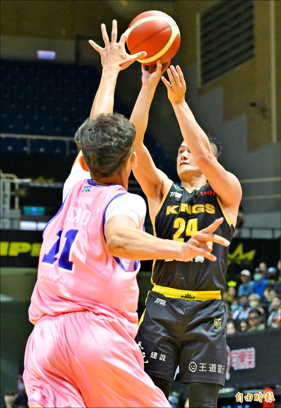 國王老將洪志善（右）昨先發出賽38分鐘拿13分，助球隊取得8連勝。（記者廖振輝攝）