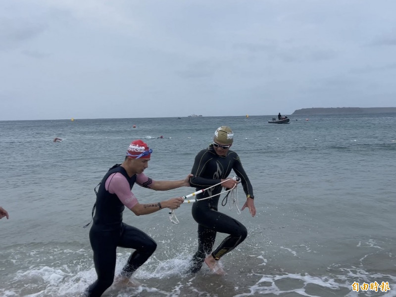 澎湖國際鐵人賽登場，吳承泰帶領視障選手李協興下海游泳。（記者劉禹慶攝）
